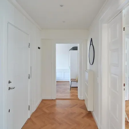 Spacious Danish Design Downtown Apartmán *